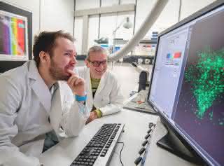 Dennis Eickelbeck (links) und Stefan Herlitze bringen Zellen zum Leuchten – mit der sogenannten Optogenetik. Dennis Eickelbeck (links) und Stefan Herlitze bringen Zellen zum Leuchten – mit der sogenannten Optogenetik.
