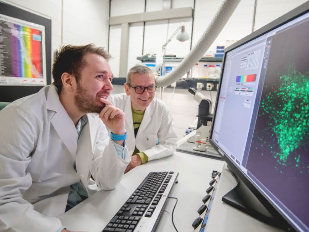 Dennis Eickelbeck (links) und Stefan Herlitze bringen Zellen zum Leuchten – mit der sogenannten Optogenetik.