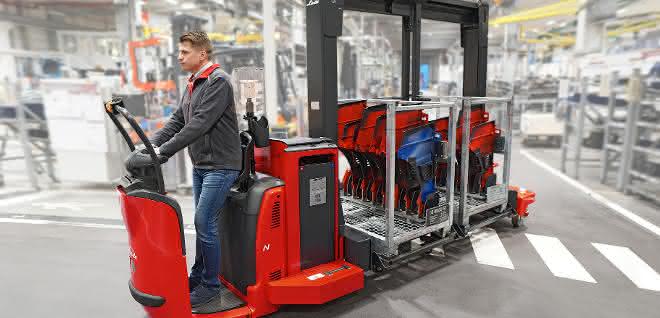 Trolley-Transport neu gedacht: Vorteile von Logistikzug und Stapler kombiniert Trolley-Transport neu gedacht: Vorteile von Logistikzug und Stapler kombiniert