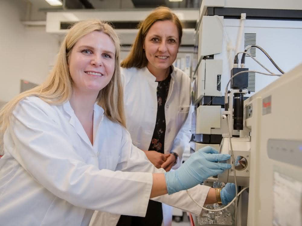 Kathrin Witzke und Barbara Sitek (von links) analysierten Tausende Proteine aus Gewebeproben.