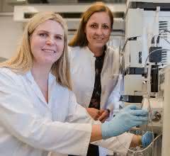 Kathrin Witzke und Barbara Sitek (von links) analysierten Tausende Proteine aus Gewebeproben. Kathrin Witzke und Barbara Sitek (von links) analysierten Tausende Proteine aus Gewebeproben.