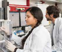 Die Erstautorin der Studie Dr. Garima Garg und Dr. Andreas Muschaweckh aus der Experimentellen Neuroimmunologie der TUM arbeiten an einem FACS-Gerät (engl., Fluorescence-Activated Cell Sortin).