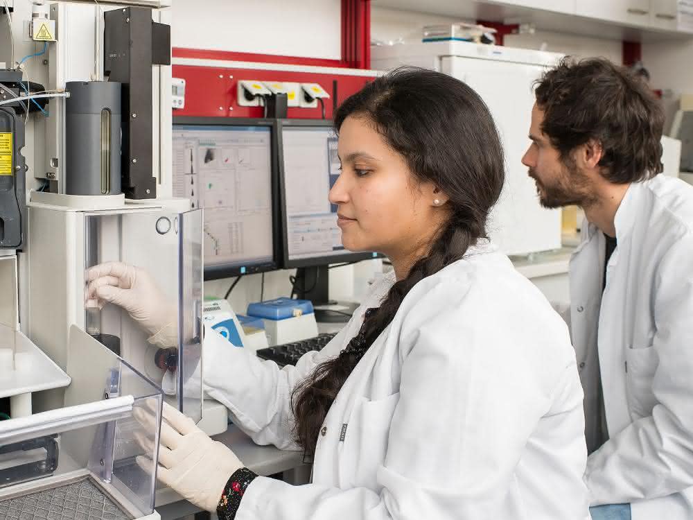 Die Erstautorin der Studie Dr. Garima Garg und Dr. Andreas Muschaweckh aus der Experimentellen Neuroimmunologie der TUM arbeiten an einem FACS-Gerät (engl., Fluorescence-Activated Cell Sortin).