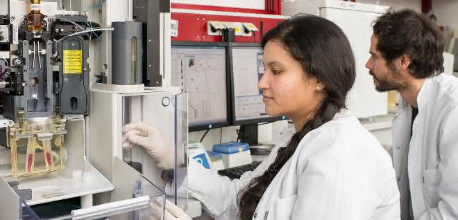 Die Erstautorin der Studie Dr. Garima Garg und Dr. Andreas Muschaweckh aus der Experimentellen Neuroimmunologie der TUM arbeiten an einem FACS-Gerät (engl., Fluorescence-Activated Cell Sortin). Die Erstautorin der Studie Dr. Garima Garg und Dr. Andreas Muschaweckh aus der Experimentellen Neuroimmunologie der TUM arbeiten an einem FACS-Gerät (engl., Fluorescence-Activated Cell Sortin).