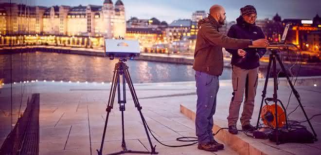 Max Rahrig untersucht mit Kollegin Anna Luib eine Testfläche am Opernhaus in Oslo.