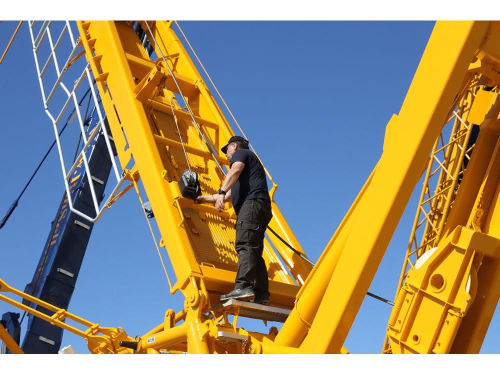 Bizzarina bringt das Jib des Liebherr-Krans in die vorgesehene Arbeitsstellung