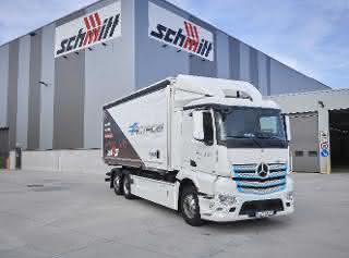 Ein Mercedes-Benz eActros, Exterieur, 2 x elektrischer Radnabenmotor, 240 kW, 2 x 485 Nm, Radformel 6x2, M-Fahrerhaus.