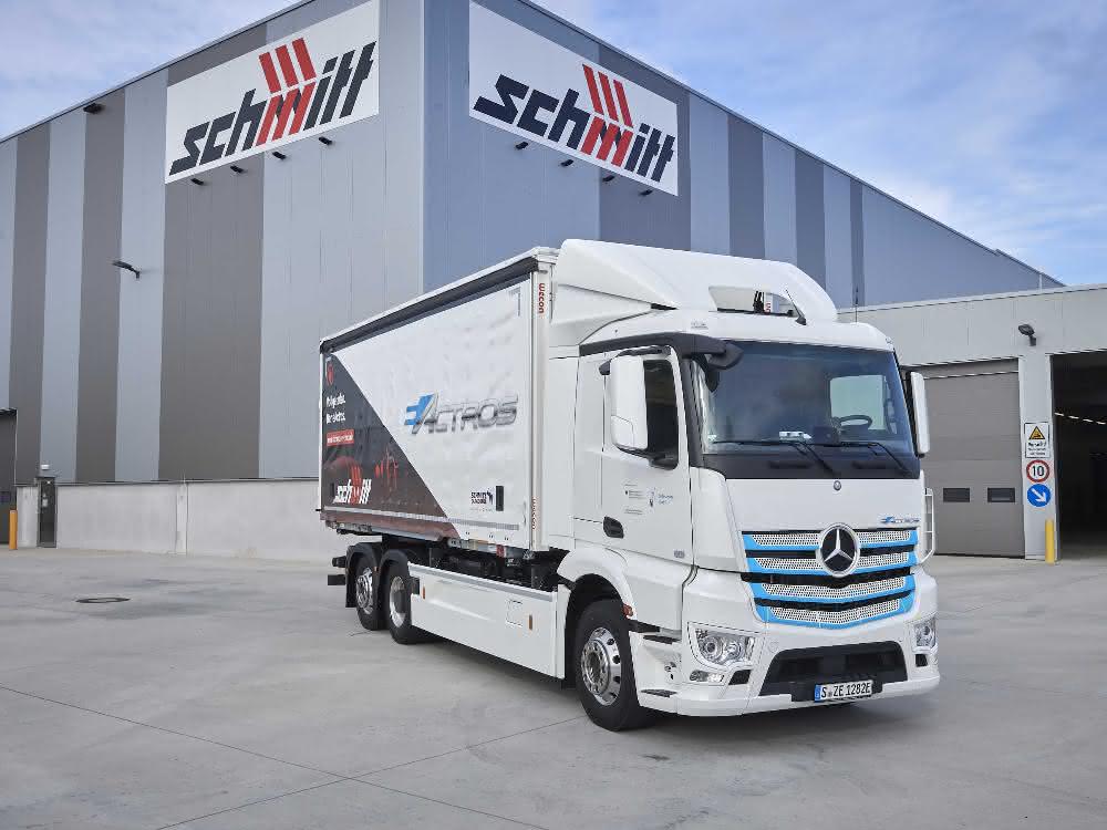 A Mercedes-Benz eActros, exterior, 2 x electric wheel hub motor, 240 kW, 2 x 485 Nm, wheel formula 6x2, M cab.