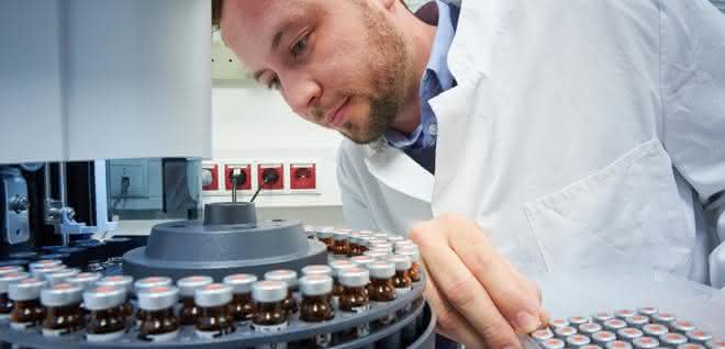 Mitarbeiter vom Institut für Nutzpflanzenwissenschaften und Ressourcenschutz (INRES) der Universität Bonn bestückt den Gaschromatographen mit Proben. Mitarbeiter vom Institut für Nutzpflanzenwissenschaften und Ressourcenschutz (INRES) der Universität Bonn bestückt den Gaschromatographen mit Proben.