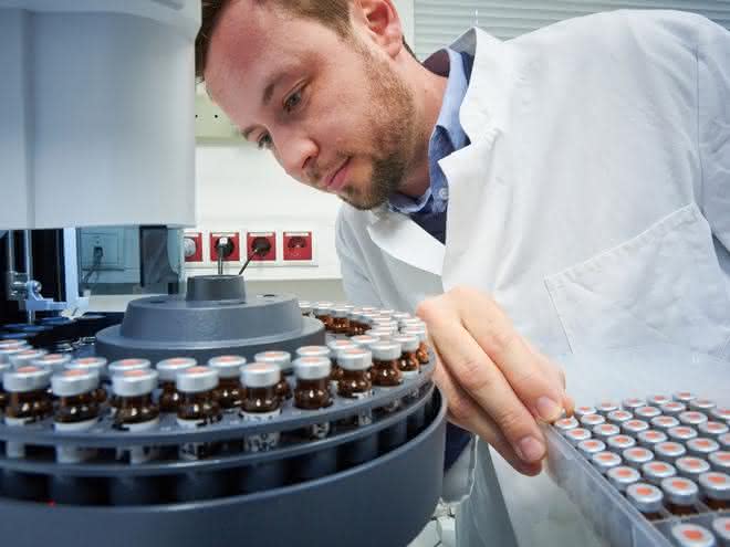Mitarbeiter vom Institut für Nutzpflanzenwissenschaften und Ressourcenschutz (INRES) der Universität Bonn bestückt den Gaschromatographen mit Proben.