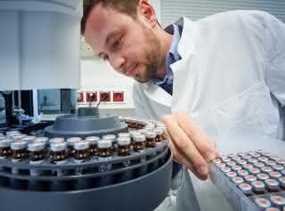 Mitarbeiter vom Institut für Nutzpflanzenwissenschaften und Ressourcenschutz (INRES) der Universität Bonn bestückt den Gaschromatographen mit Proben. Mitarbeiter vom Institut für Nutzpflanzenwissenschaften und Ressourcenschutz (INRES) der Universität Bonn bestückt den Gaschromatographen mit Proben.