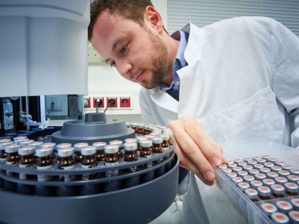 Mitarbeiter vom Institut für Nutzpflanzenwissenschaften und Ressourcenschutz (INRES) der Universität Bonn bestückt den Gaschromatographen mit Proben.