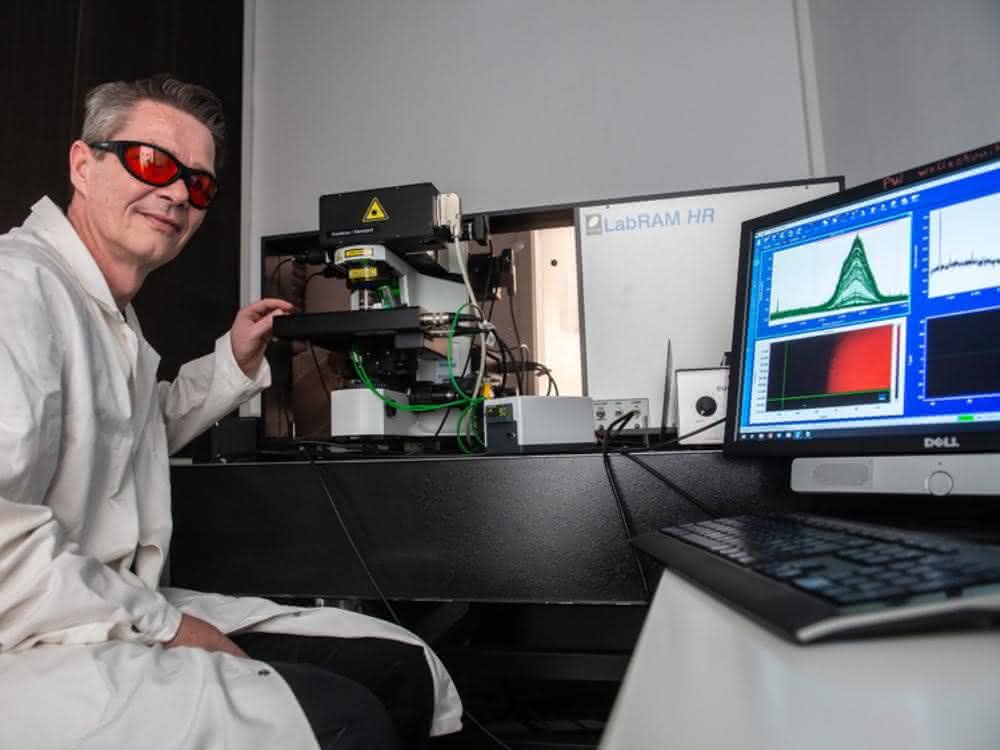 Prof. Dr. Thorsten Geisler-Wierwille vom Institut für Geowissenschaften und Meteorologie der Universität Bonn am Raman-Spektrometer mit eingebautem Heizgefäß.