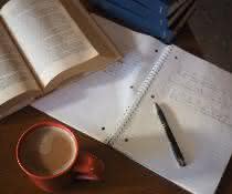 Schreibtisch mit Buch und Heft