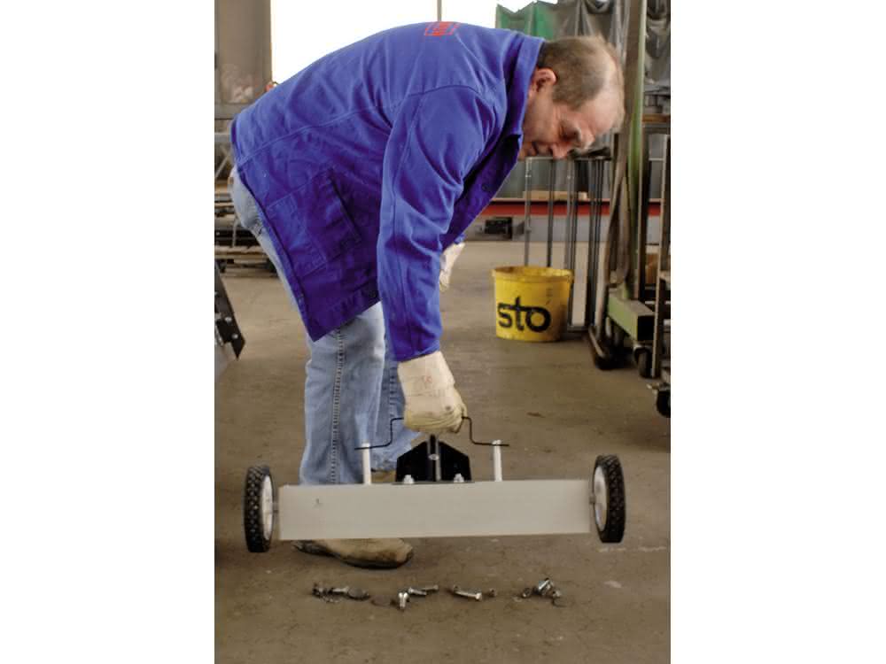 The parts picked up can simply be deposited anywhere. Discarding the metal parts