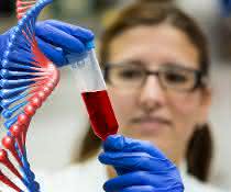 Fotomontage: Labormitarbeiterin mit Blutprobe und DNA