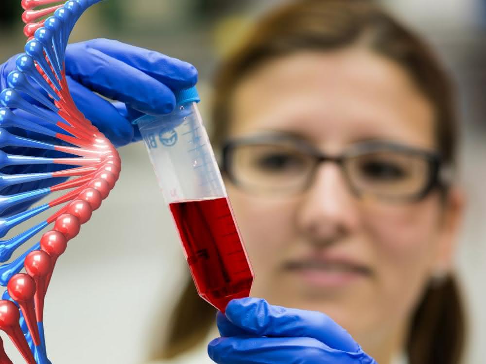 Fotomontage: Labormitarbeiterin mit Blutprobe und DNA
