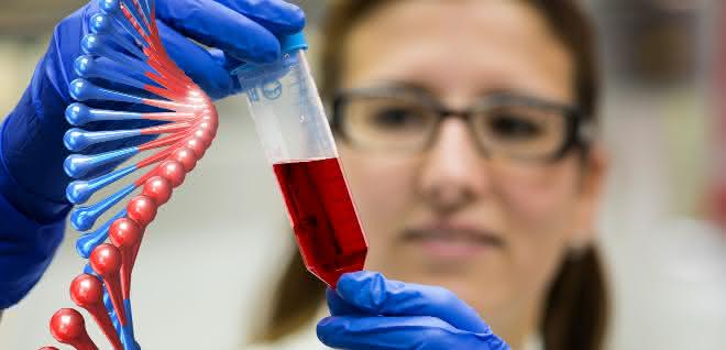 Fotomontage: Labormitarbeiterin mit Blutprobe und DNA