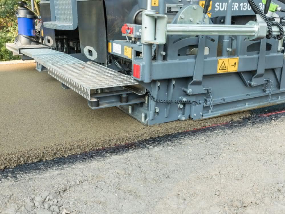 Als Deckschicht eingebaut wurde sandfarbener Asphalt