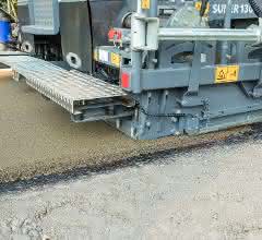 Als Deckschicht eingebaut wurde sandfarbener Asphalt Als Deckschicht eingebaut wurde sandfarbener Asphalt