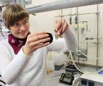 Sabrina Thomä, Doktorandin an der Universität Bayreuth und Erstautorin der Studie, demonstriert das Verhalten magnetischer Nanopartikel.