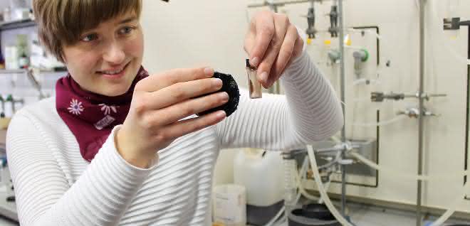 Sabrina Thomä, Doktorandin an der Universität Bayreuth und Erstautorin der Studie, demonstriert das Verhalten magnetischer Nanopartikel. Sabrina Thomä, Doktorandin an der Universität Bayreuth und Erstautorin der Studie, demonstriert das Verhalten magnetischer Nanopartikel.
