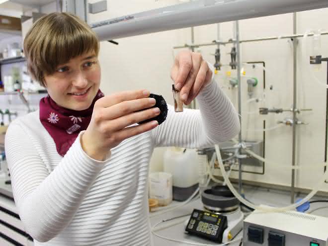 Sabrina Thomä, Doktorandin an der Universität Bayreuth und Erstautorin der Studie, demonstriert das Verhalten magnetischer Nanopartikel.