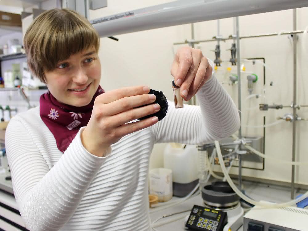 Sabrina Thomä, Doktorandin an der Universität Bayreuth und Erstautorin der Studie, demonstriert das Verhalten magnetischer Nanopartikel.
