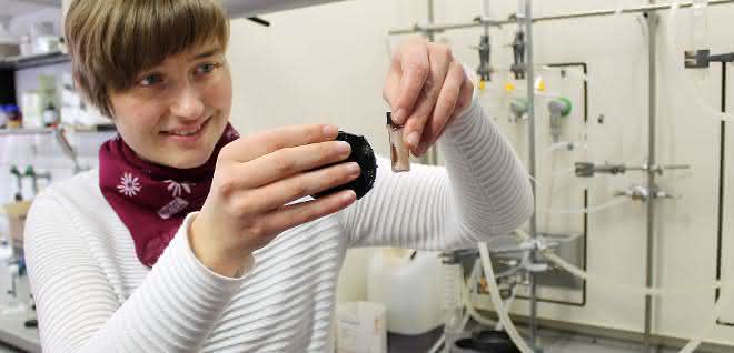 Sabrina Thomä, Doktorandin an der Universität Bayreuth und Erstautorin der Studie, demonstriert das Verhalten magnetischer Nanopartikel.