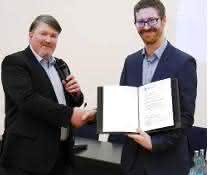 Der Vorsitzende der DECHEMA-Fachgemeinschaft Biotechnologie Prof. Dr. Roland Ulber überreicht den Preis an Jun.-Prof. Dr. Alexander Grünberger.
