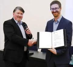 Der Vorsitzende der DECHEMA-Fachgemeinschaft Biotechnologie Prof. Dr. Roland Ulber überreicht den Preis an Jun.-Prof. Dr. Alexander Grünberger.