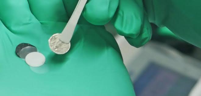 Noch im Laborstadium: Komponenten der Lithium-Festkörperbatterie mit Hybridelektrolyt.