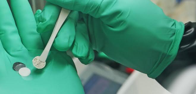 Noch im Laborstadium: Komponenten der Lithium-Festkörperbatterie mit Hybridelektrolyt. Noch im Laborstadium: Komponenten der Lithium-Festkörperbatterie mit Hybridelektrolyt.