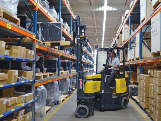 Maneuverable articulated forklift truck: Space-saving handling in narrow-aisle storage Maneuverable articulated forklift truck: Space-saving handling in narrow-aisle storage