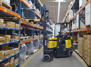Maneuverable articulated forklift truck: Space-saving handling in narrow-aisle storage Maneuverable articulated forklift truck: Space-saving handling in narrow-aisle storage