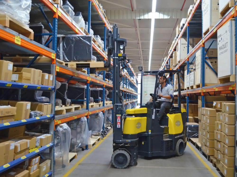 Maneuverable articulated forklift truck: Space-saving handling in narrow-aisle storage
