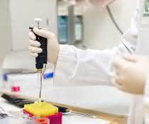 Pipettieren im Labor am LKH-Universitätsklinikum Graz