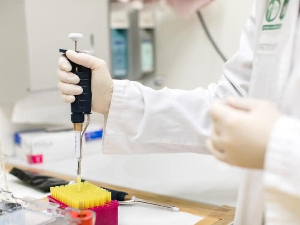 Untersuchungsgegenstand war unter anderem die Intensivstation der Universitätsklinik für Innere Medizin am LKH-Universitätsklinikum Graz. Pipettieren im Labor am LKH-Universitätsklinikum Graz