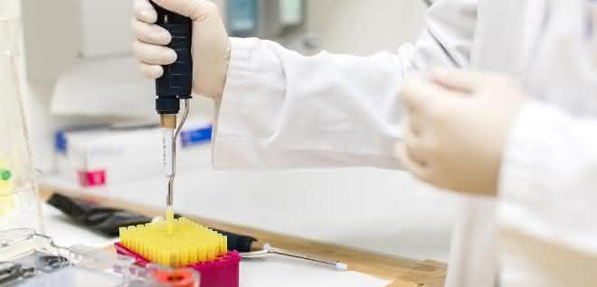 Pipettieren im Labor am LKH-Universitätsklinikum Graz