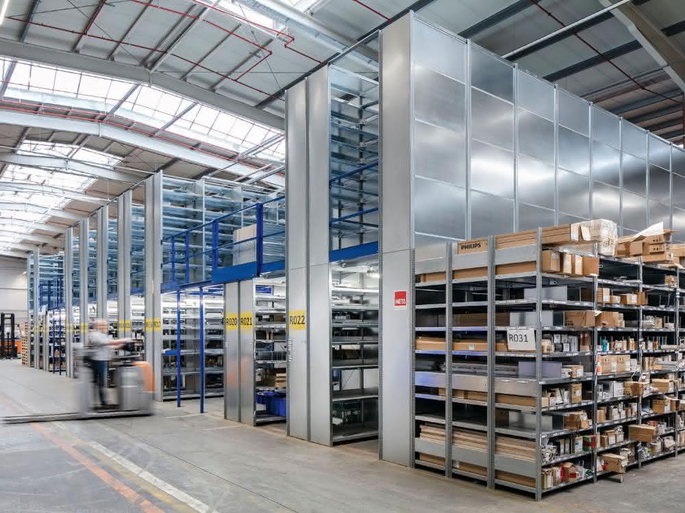 Central warehouse for lighting technology specialists: Shelves in the right light