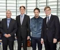 Gruppenbild mit (v. r.) Vorstandsvorsitzender Prof. Wolfgang Marquardt, Helmholtz-Präsident Prof. Otmar Wiestler, Prof. Carsten Sachse, Prof. Dieter Willbold, Prof. Stephan Förster und Vorstandsmitglied Prof. Sebastian M. Schmidt.