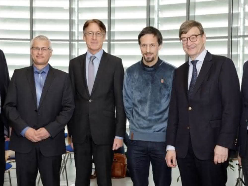 Gruppenbild mit (v. r.) Vorstandsvorsitzender Prof. Wolfgang Marquardt, Helmholtz-Präsident Prof. Otmar Wiestler, Prof. Carsten Sachse, Prof. Dieter Willbold, Prof. Stephan Förster und Vorstandsmitglied Prof. Sebastian M. Schmidt.