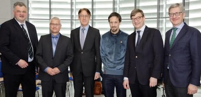 Gruppenbild mit (v. r.) Vorstandsvorsitzender Prof. Wolfgang Marquardt, Helmholtz-Präsident Prof. Otmar Wiestler, Prof. Carsten Sachse, Prof. Dieter Willbold, Prof. Stephan Förster und Vorstandsmitglied Prof. Sebastian M. Schmidt.