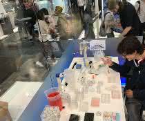 Anwender dürfen auch bei der Labvolution 2019 wieder ausprobieren und haben die Möglichkeit mit Herstellern ins Gespräch kommen. Messebesucher testet Gerätschaften an einem Messestand.