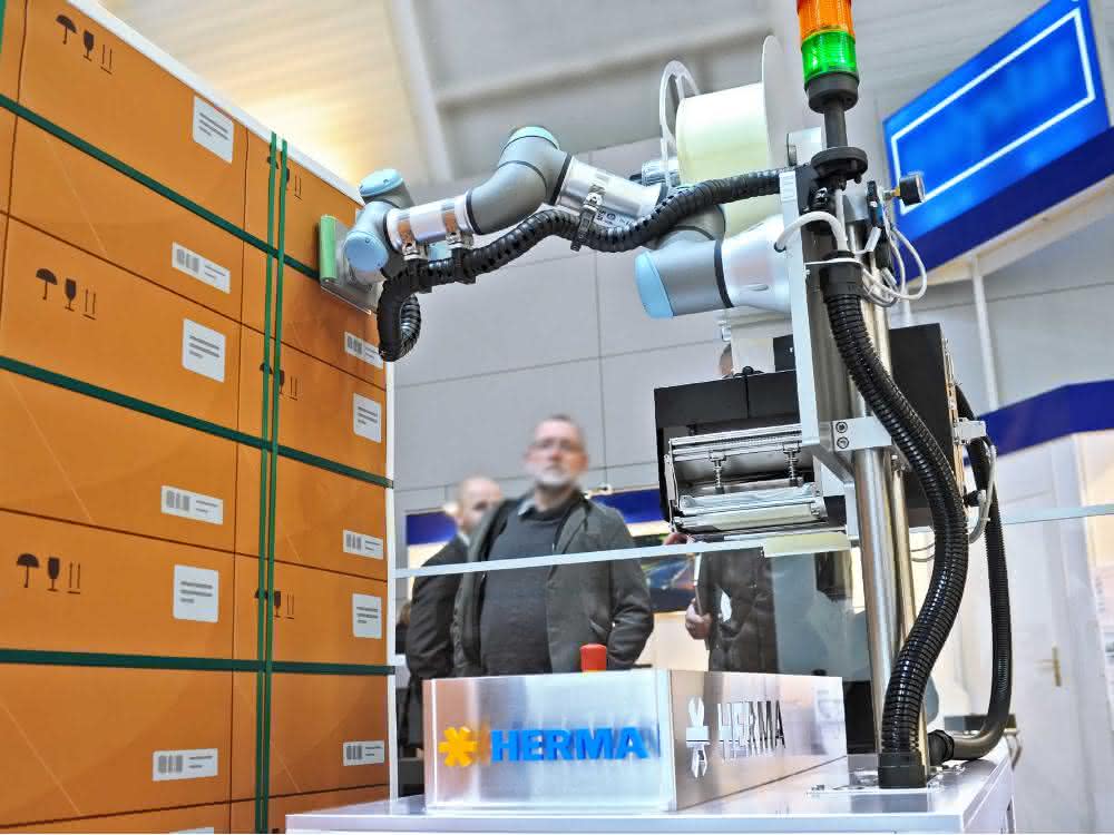 With the robot onto the pallets