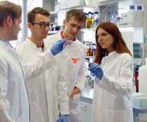 Das Team von Manuel Kaulich (2.v.l.) im Labor.