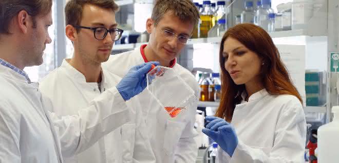 Das Team von Manuel Kaulich (2.v.l.) im Labor.