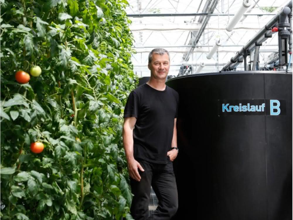 Im Gewächshaus des IGB: Prof. Dr. Werner Kloas