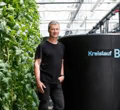 Im Gewächshaus des IGB: Prof. Dr. Werner Kloas