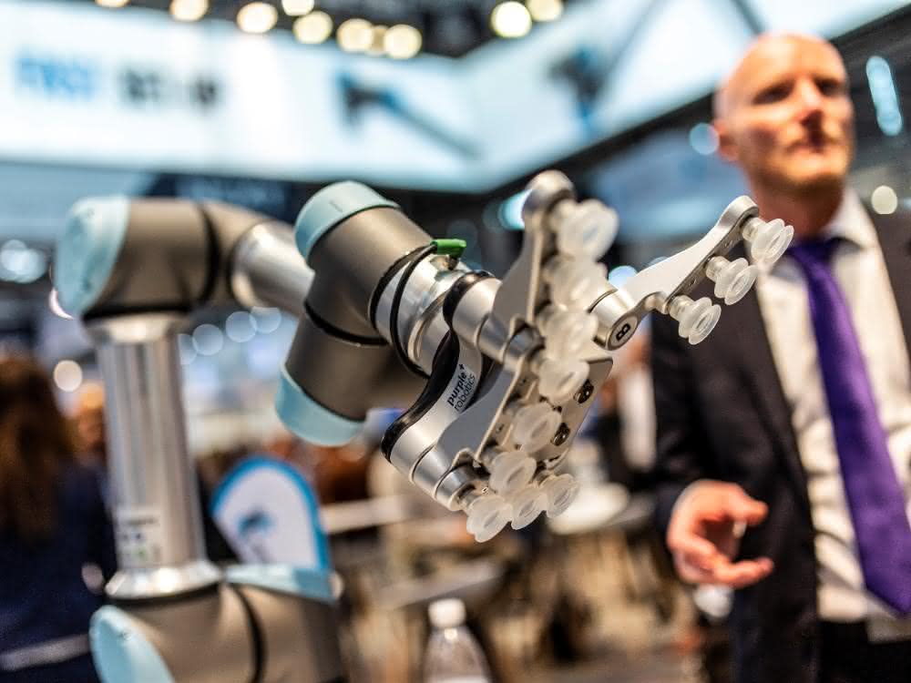 Working with Cobot UR goes on an information tour: It's the mixture that counts!